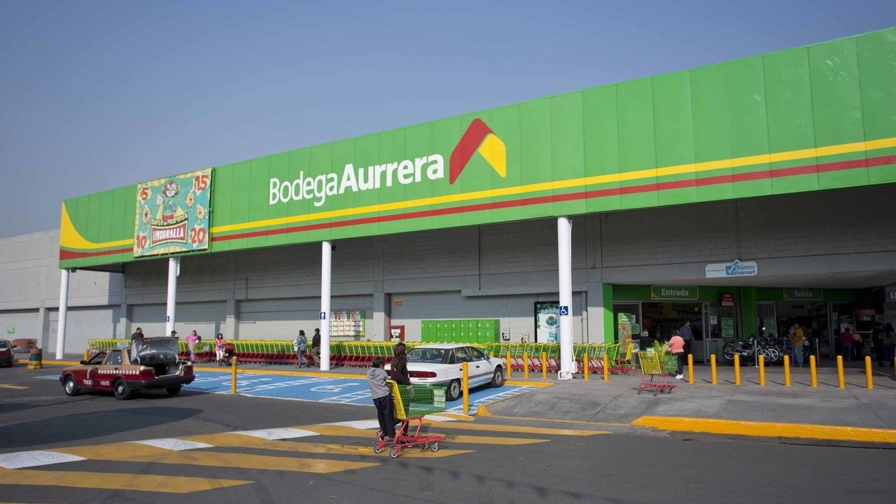 How to add friends on WhatsApp